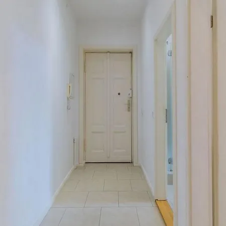Lovely 4-bedrooms - Up To 8 Guests- What'app - 0034-635-518-216 - For Reservations! Διαμέρισμα Μόναχο