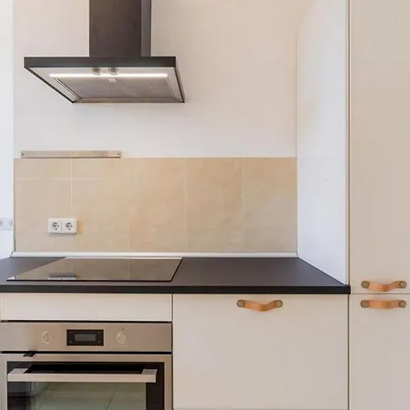 Apartment Lovely 4-bedrooms - Up To 8 Guests- What'app - 0034-635-518-216 - For Reservations! Munich
