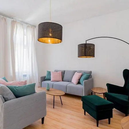 Lovely 4-bedrooms - Up To 8 Guests- What'app - 0034-635-518-216 - For Reservations! * Munich