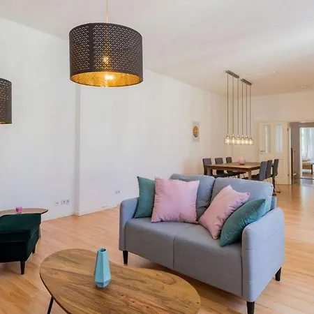 Lovely 4-bedrooms - Up To 8 Guests- What'app - 0034-635-518-216 - For Reservations! Apartment